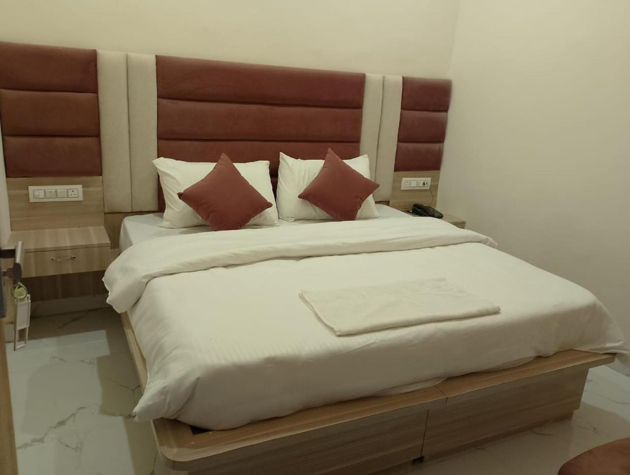 Hotel Lr Delite Inn Mathura Ngoại thất bức ảnh